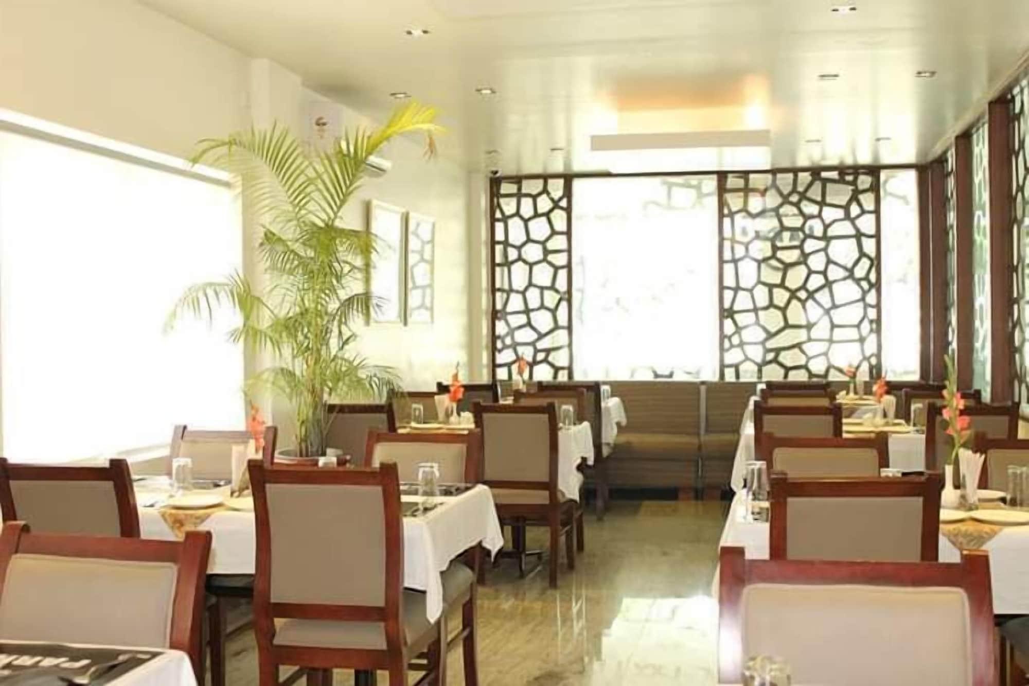 Hotel White Parrot Maisur Dış mekan fotoğraf